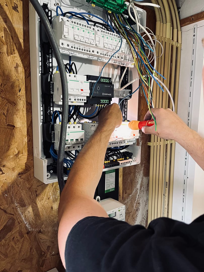 Laadpaal, zonnepanelen plaatsen en groepenkast vervangen – Veenendaal